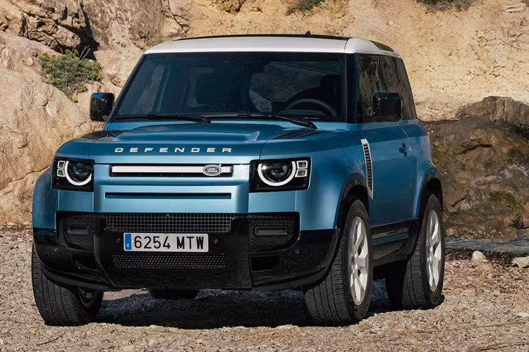 Là địa danh có “cuộc sống về đêm sôi động và mối liên hệ sâu sắc với thiên nhiên”, đảo Ibiza nằm ở vùng biển Địa Trung Hải nên sở hữu khí hậu nhiệt đới, tạo thành nơi nghỉ mát và vui chơi lý tưởng tại châu Âu.