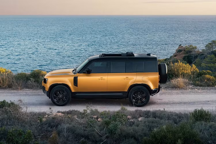 Sẽ chỉ có 6 chiếc được Land Rover Defender Eivissa bản giới hạn được sản xuất, sở hữu những chi tiết độc đáo lấy cảm hứng từ màu sắc rực rỡ của đảo Ibiza và đơn hàng sẽ chỉ được nhận trực tiếp tại sự kiện. “Eivissa” thực chất là tên gọi của Ibiza trong tiếng Catalan.