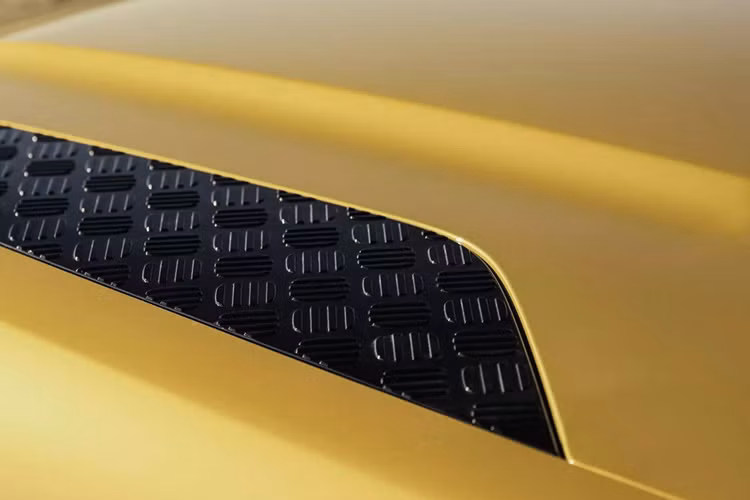 Những chiếc SUV hạng sang Land Rover Defender Eivissa có ngoại thất được thiết kế đặc biệt nhằm tái hiện tông màu chủ đạo của hòn đảo vào những thời điểm khác nhau trong ngày.