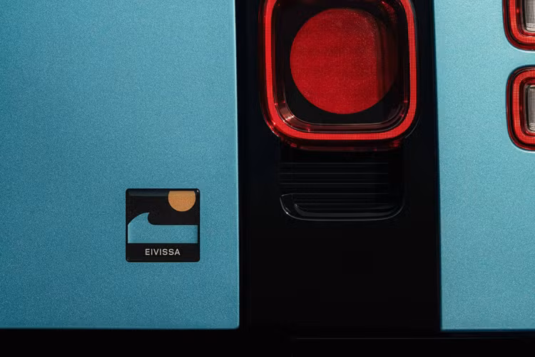 Tên ban đầu của hòn đảo là “Iboshim”, được người Phoenicia đặt để tôn vinh Bess – vị thần của sự bảo vệ, khả năng sinh sản và hạnh phúc gia đình, đồng thời cũng gắn liền với con số 6. Land Rover không đề cập đến bất kỳ thông số kỹ thuật hay danh sách tiện ích nào khác của Defender Eivissa ngoài màu sơn và biểu tượng đặc biệt.