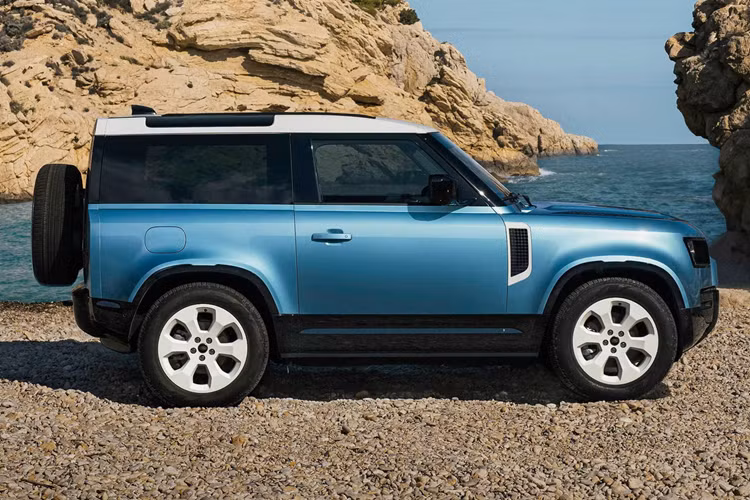 Land Rover thiết kế tổng cộng 2 biến thể cho phiên bản đặc biệt này, bao gồm Sunrise dựa trên nền tảng Defender 110 (4 cửa) và Noontide dựa trên Defender 90 (2 cửa). Chúng đều có màu sắc đặc trưng, huy hiệu đặc biệt và mỗi biến thể được sản xuất 3 chiếc.