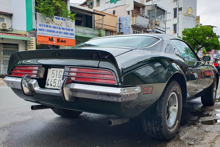 Hộp số cũng đa dạng các tùy chọn như số sàn 3 cấp, 4 cấp và số tự động 2 cấp, 3 cấp. Dưới nắp ca-pô, chiếc Pontiac Firebird của ông Đặng Lê Nguyên Vũ sử dụng động cơ V8, dung tích 6.6L, hút khí tự nhiên, sản sinh công suất tối đa 330 mã lực và mô-men xoắn cực đại 583 Nm.