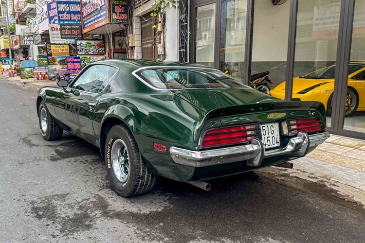 Dù đã có tuổi đời khá cao, chiếc Firebird này vẫn giữ được vẻ ngoài ấn tượng với lớp sơn xanh ánh kim và các chi tiết mạ crôm sáng bóng. Theo tìm hiểu, đây là phiên bản hiệu năng cao Formula 400 với hai khe hút gió nhỏ trên nắp ca-pô giúp tăng tính thể thao.