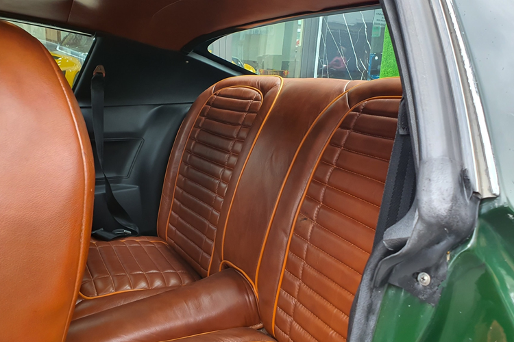 Pontiac Firebird trải qua 4 thế hệ từ năm 1967 - 2002. Chiếc Pontiac Firebird của Đặng Lê Nguyên Vũ trong bài viết này thuộc thế hệ thứ hai, được sản xuất từ năm 1970 - 1981.