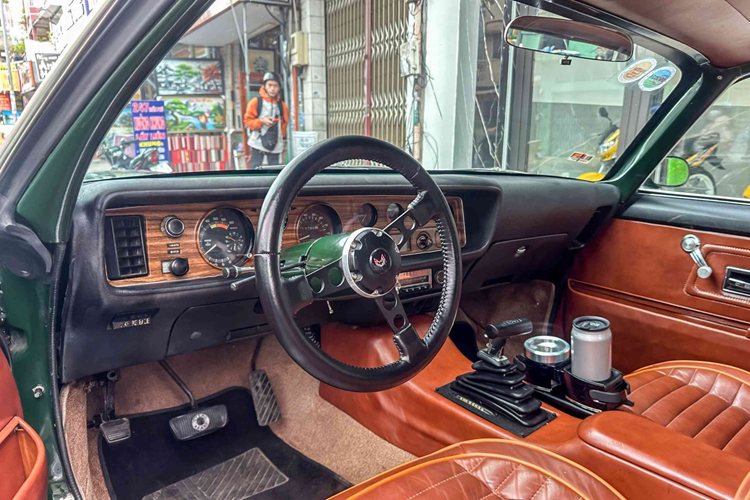 Trong suốt gần 100 năm tồn tại, Pontiac đã ghi dấu ấn với nhiều mẫu xe nổi tiếng, trong đó Pontiac Firebird là một trong những dòng xe mang tính biểu tượng nhất. Ra mắt vào năm 1967, Firebird được thiết kế nhằm cạnh tranh trực tiếp với Ford Mustang, sử dụng khung gầm của Chevrolet Camaro - một dòng xe cơ bắp khác cũng thuộc đại gia đình General Motors.