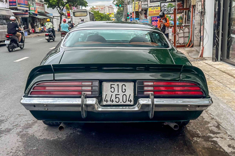 Bên trong, nội thất của xe được bọc da màu nâu, kết hợp với bảng táp-lô ốp gỗ tạo nên vẻ sang trọng cho mẫu xe cơ bắp của Mỹ. Hàng ghế sau có kích thước khá nhỏ, chỉ phù hợp cho trẻ em. Pontiac Firebird thế hệ thứ hai cung cấp 12 tùy chọn động cơ khác nhau, bao gồm các cấu hình V6, I6 và V8, với dung tích từ 3.8L đến 7.5L.