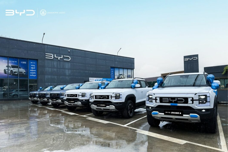 Trước đó, BYD hybrid Shark 2025 mới đã ra mắt tại Mexico, Panama, Brazil và sắp được ra mắt tại Úc. BYD đã nhấn mạnh tính năng VTOL (Vehicle to Load) của Shark, cho phép xe cung cấp năng lượng cho các thiết bị điện bên ngoài như nguồn điện khẩn cấp, thiết bị gia dụng khi cắm trại.