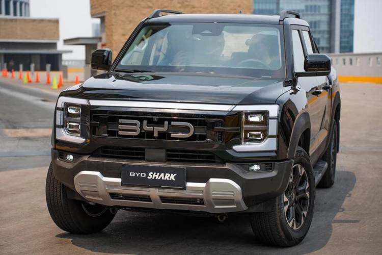 BYD Shark 6 trang bị bộ pin Blade độc quyền của BYD có dung lượng 29,58kWh, phạm vi di chuyển thuần điện 100 km và nếu kết hợp xăng và điện sẽ di chuyển 840 km (tiêu chuẩn NEDC).