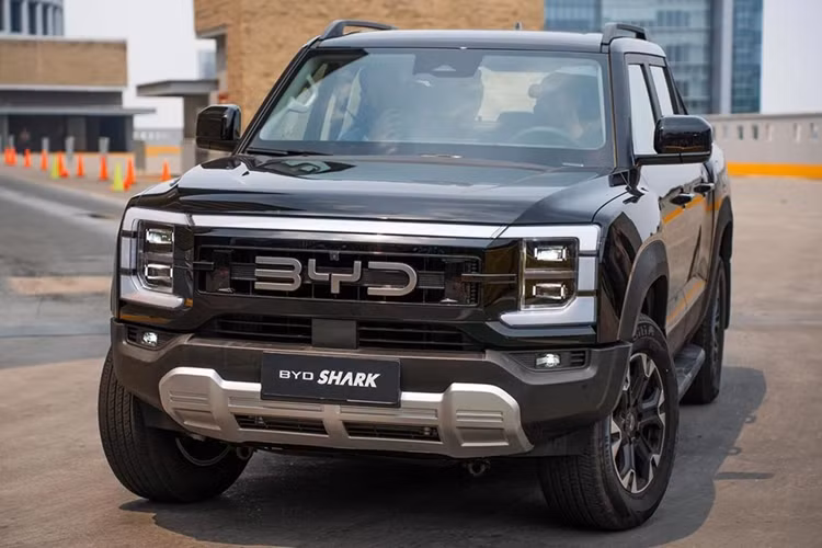 BYD Shark 6 trang bị bộ pin Blade độc quyền của BYD có dung lượng 29,58kWh, phạm vi di chuyển thuần điện 100 km và nếu kết hợp xăng và điện sẽ di chuyển 840 km (tiêu chuẩn NEDC).