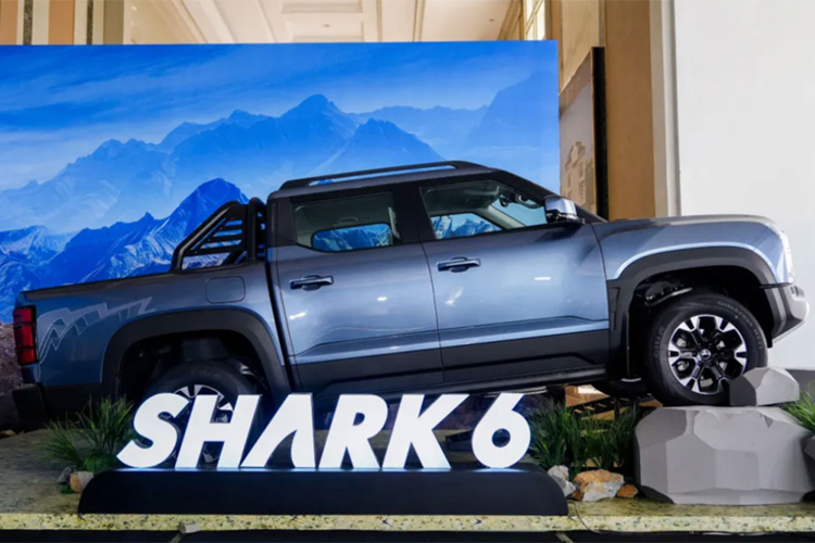 Nhà sản xuất xe năng lượng mới của Trung Quốc – BYD ra mắt xe bán tải hybrid Shark tại Campuchia với tên gọi Shark 6, đây cũng là thị trường châu Á đầu tiên. Các mẫu xe của thương hiệu BYD tại Campuchia được phân phối độc quyền bởi Harmony Auto, mức giá xe BYD Shark 6 2025 từ 56.723 USD (khoảng 1,438 tỷ đồng).