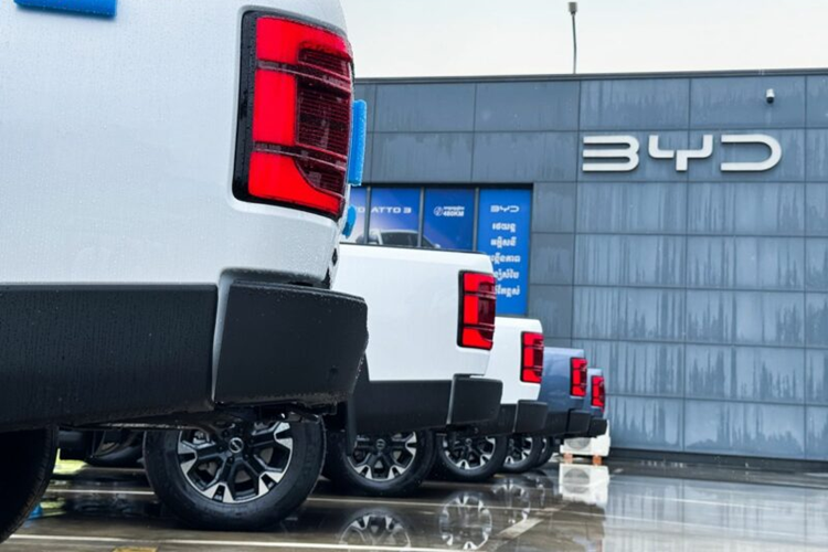 BYD Shark 6 trang bị động cơ xăng tăng áp dung tích 1.5L, sản sinh công suất 170kW (228 mã lực) và mô-men xoắn 310Nm. Hai động cơ điện đặt trước sau tạo nên hệ dẫn động 4 bánh điện với công suất 320 kW (430 mã lực) và mô-men xoắn 650 Nm, kết hợp hộp số E-CVT.