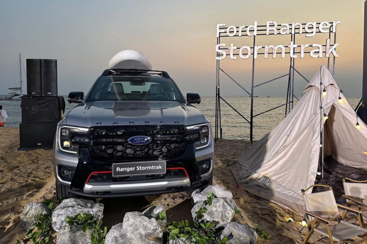 Dự kiến, Ford Ranger Stormtrak 2024 mới sẽ được mở bán từ tuần thứ 2 của tháng 4/2024 theo hình thức đặt hàng trực tuyến trên nền tảng thương mại điện tử sắp ra mắt của Ford. Xe sẽ có 4 tuỳ chọn màu sắc, bao gồm: trắng, xám, đen và bạc.