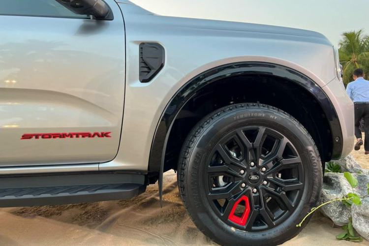 Thanh thể thao cho phép người lái dễ dàng điều chỉnh 5 vị trí chỉ bằng một tay. Trang bị này đáp ứng mọi nhu cầu chuyên chở, kể cả vật dụng có kích thước lớn thậm chí tương đương chiều dài của xe như kayak và ván chèo, giúp người dùng có thể tham gia hoạt động thể thao dưới nước thú vị.