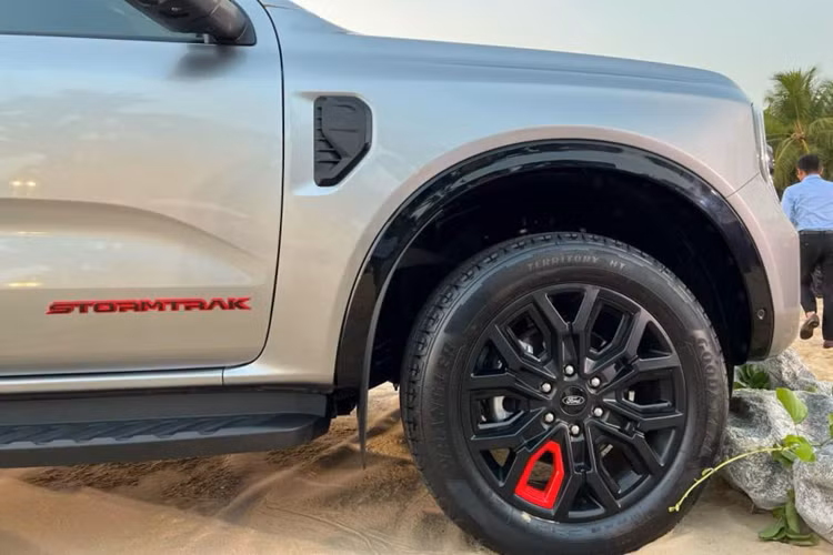 Thanh thể thao cho phép người lái dễ dàng điều chỉnh 5 vị trí chỉ bằng một tay. Trang bị này đáp ứng mọi nhu cầu chuyên chở, kể cả vật dụng có kích thước lớn thậm chí tương đương chiều dài của xe như kayak và ván chèo, giúp người dùng có thể tham gia hoạt động thể thao dưới nước thú vị.