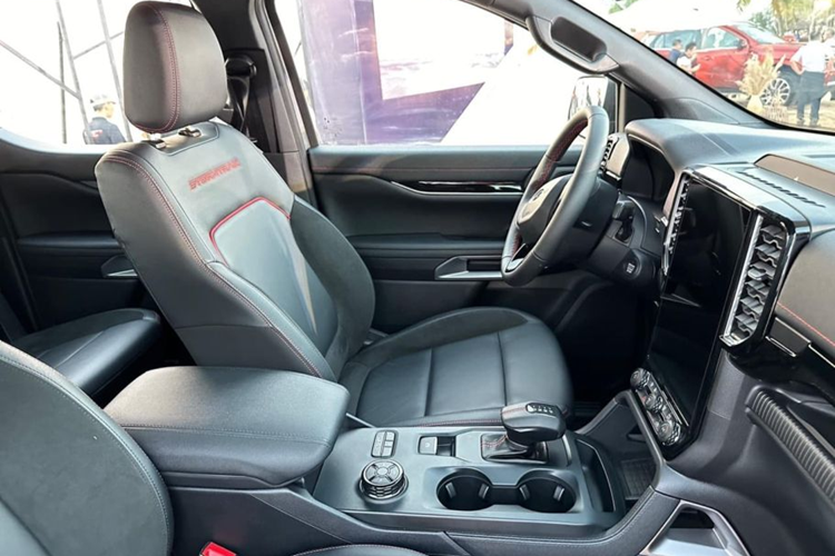 Trong khoang nội thất, Ford Ranger Stormtrak được bọc da với phối màu đen đỏ cao cấp, dòng chữ Stormtrak được thêu trên lưng ghế cùng đường chỉ may trang trí màu đỏ trên các vị trí bọc da, kết hợp cùng ốp mạ Chrome tăng sự sang trọng.