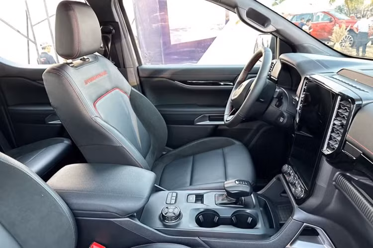 Trong khoang nội thất, Ford Ranger Stormtrak được bọc da với phối màu đen đỏ cao cấp, dòng chữ Stormtrak được thêu trên lưng ghế cùng đường chỉ may trang trí màu đỏ trên các vị trí bọc da, kết hợp cùng ốp mạ Chrome tăng sự sang trọng.