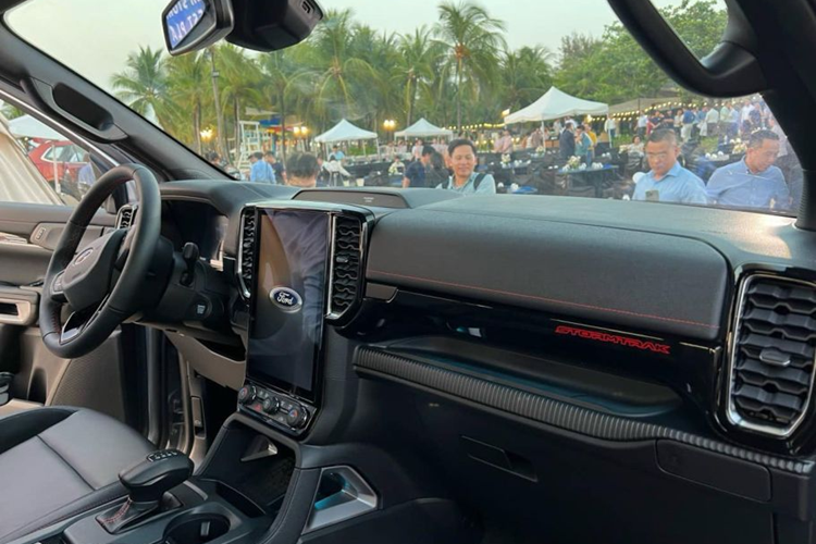 Bên cạnh màn hình giải trí 12 inch quen thuộc, một số tính năng cao cấp mới được trang bị trên xe là cụm cần số điện tử, đồng hồ tốc độ kỹ thuật số 12,4 inch, ghế hành khách phía trước chỉnh điện 8 hướng.