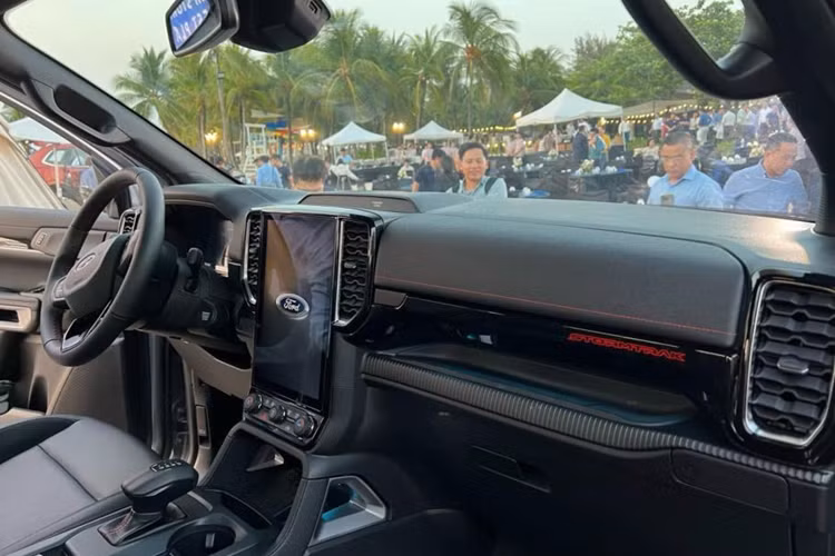 Bên cạnh màn hình giải trí 12 inch quen thuộc, một số tính năng cao cấp mới được trang bị trên xe là cụm cần số điện tử, đồng hồ tốc độ kỹ thuật số 12,4 inch, ghế hành khách phía trước chỉnh điện 8 hướng.