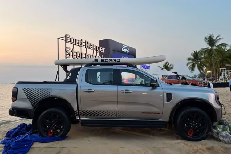 Cung cấp sức mạnh cho Ranger Stormtrak là động cơ diesel Bi-Turbo 2.0L sản sinh công suất tối đa 207 mã lực và mô-men xoắn 500 Nm, đi kèm hệ dẫn động 4 bánh và được trang bị hộp số tự động 10 cấp điện tử (e-Shifter) được thừa hưởng từ Ranger Raptor