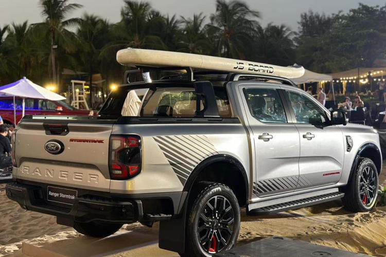 Ford Ranger Stormtrak tiếp tục kế thừa các tính năng hỗ trợ lái vốn là thế mạnh của các phiên bản Ranger tiền nhiệm như phanh tay điện tử với tính năng giữ phanh tự động, Kiểm soát Hành trình Thích ứng (ACC), Cảnh báo Lệch làn và Hỗ trợ Duy trì Làn đường (LKA)...