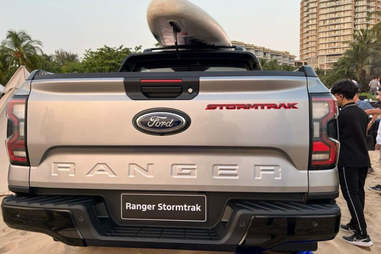 Ranger Stormtrak được trang bị hệ thống giá đỡ đa năng thông minh. Đây là trang bị độc đáo hứa hẹn để lại ấn tượng lớn với những người ưa thích mạo hiểm và hành trình khám phá. Hệ thống giá nóc và thanh thể thao linh hoạt trên Stormtrak có thể chịu tải trọng động 80 kg và tải trọng tĩnh 250 kg.