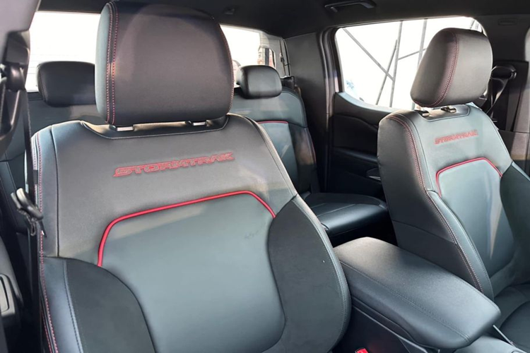 Các trang bị tiện ích đang chú ý khác cho Ford Ranger Stormtrak bao gồm; hệ thống âm thanh 6 loa, tính nặng sạc không dây cùng nhiều cổng USB, sạc 12V và ổ cắm điện 230V (400W).