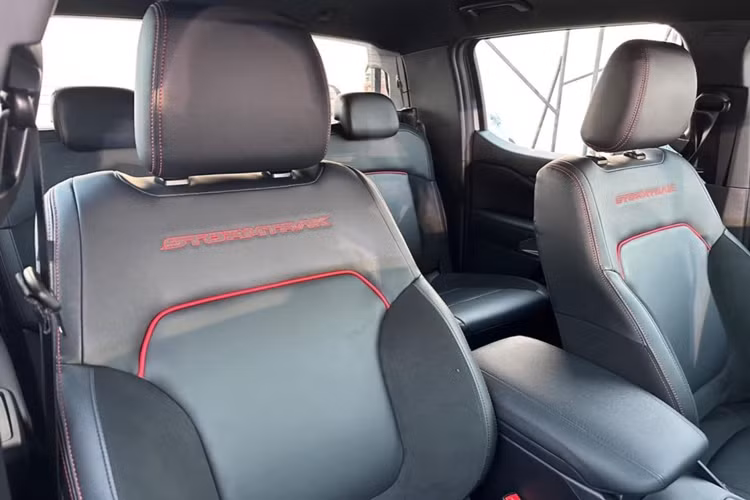 Các trang bị tiện ích đang chú ý khác cho Ford Ranger Stormtrak bao gồm; hệ thống âm thanh 6 loa, tính nặng sạc không dây cùng nhiều cổng USB, sạc 12V và ổ cắm điện 230V (400W).