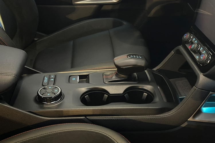 Ngoài ra, Ford Ranger Stormtrak ngập tràn công nghệ kết nối thông minh như hệ thống SYNC 4A điều khiển bằng giọng nói, kết nối Apple CarPlay® và Android Auto™ không dây, ứng dụng FordPass...