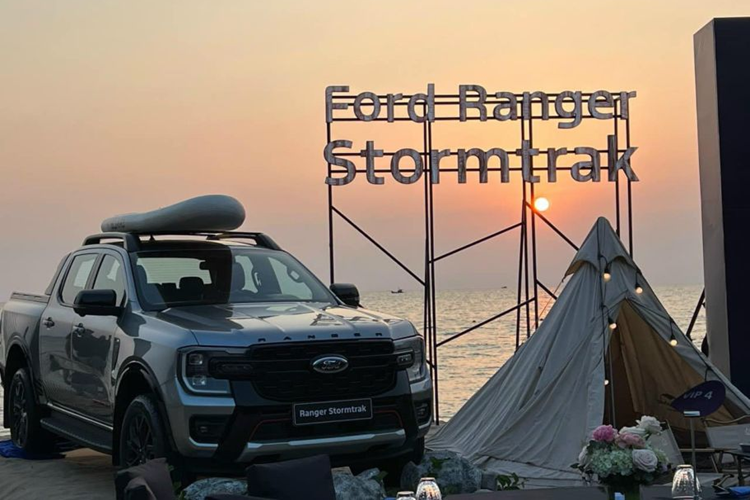 Về ngoại hình, bán tải Ford Ranger Stormtrak có nhiều điểm hầm hố hơn hẳn bản Wildtrak. Phần đầu xe gây ấn tượng khi có các đèn trợ sáng nằm trên thanh trang trí giữa lưới tản nhiệt giúp cải thiện tầm nhìn ở nhiều điều kiện thời tiết khác nhau, đặc biệt hữu ích khi lái xe vào ban đêm.