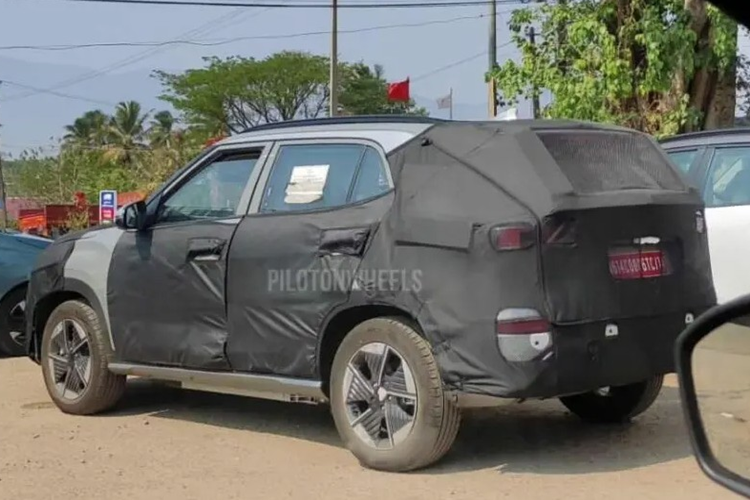 Về trang bị an toàn, dự kiến, Hyundai Creta EV sẽ có các tính năng hỗ trợ lái như: 6 túi khí, cân bằng điện tử, hỗ trợ khởi hành ngang dốc, phanh đĩa sau, hệ thống kiểm soát áp suất lốp, đèn tự động, đèn dẫn đường, camera lùi, cảm biến hỗ trợ đỗ xe trước/sau và một loạt tính năng hỗ trợ người lái nâng cao ADAS.