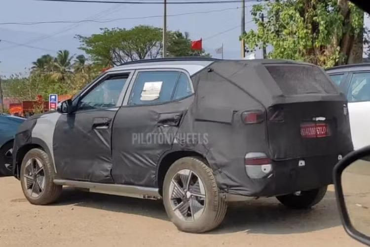 Về trang bị an toàn, dự kiến, Hyundai Creta EV sẽ có các tính năng hỗ trợ lái như: 6 túi khí, cân bằng điện tử, hỗ trợ khởi hành ngang dốc, phanh đĩa sau, hệ thống kiểm soát áp suất lốp, đèn tự động, đèn dẫn đường, camera lùi, cảm biến hỗ trợ đỗ xe trước/sau và một loạt tính năng hỗ trợ người lái nâng cao ADAS.