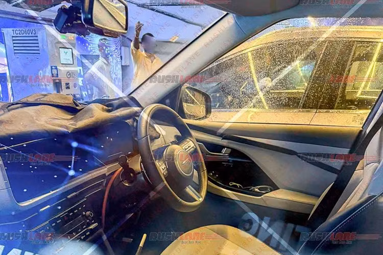 Còn lại, xe vẫn sở hữu các trang bị như trên phiên bản chạy động cơ đốt trong gồm: bảng táp-lô cong hiện đại; cửa gió điều hòa nằm ngang; hệ thống màn hình kép 10,25 inch cho bảng đồng hồ kỹ thuật số và hệ thống thông tin giải trí; nội thất hai tông màu; vô lăng và cần số bọc da; ghế lái chỉnh điện 8 hướng.