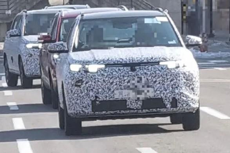 Tùy thuộc vào biến thể, khách hàng có thể lựa chọn ghế bọc vải hoặc giả da. Creta EV cũng sẽ có cửa sổ trời toàn cảnh, điều hòa tự động hai vùng, ghế trước thông gió, phanh tay điện tử và bộ sạc điện thoại không dây. Những trang bị này không chỉ tăng tính tiện nghi mà còn nâng cao trải nghiệm lái xe của khách hàng.