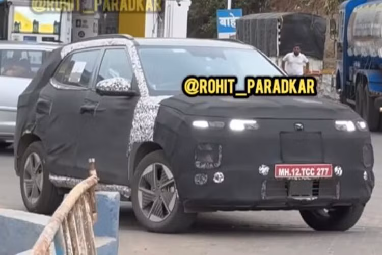 Phía đuôi xe vẫn là cụm đèn hậu LED đặc trưng giống với Creta bản xăng. Về nội thất, khoang cabin của Hyundai Creta EV nổi bật với vô lăng 3 chấu dạng tròn hoàn toàn thay vì đáy phẳng giống bản xăng. Hyundai Creta EV chạy điện còn có thêm logo "Creta electric" độc quyền trên hệ thống ghế ngồi.