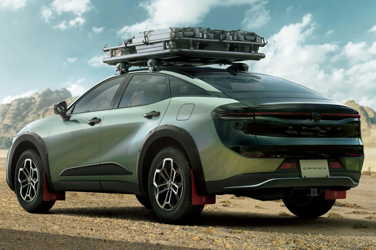 Crown Crossover là một trong bốn mẫu xe mang nhãn hiệu Crown được ra mắt trong nước cùng với mẫu crossover Crown Sport nhỏ hơn, Crown Estate lớn hơn và mẫu xe sedan truyền thống Crown.