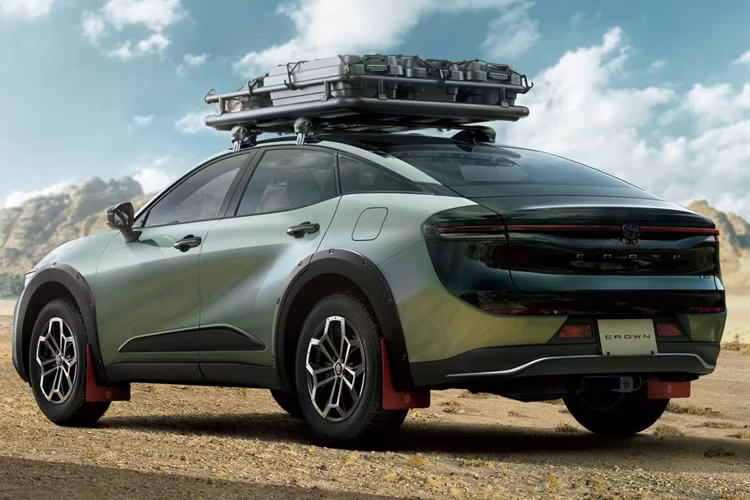 Crown Crossover là một trong bốn mẫu xe mang nhãn hiệu Crown được ra mắt trong nước cùng với mẫu crossover Crown Sport nhỏ hơn, Crown Estate lớn hơn và mẫu xe sedan truyền thống Crown.