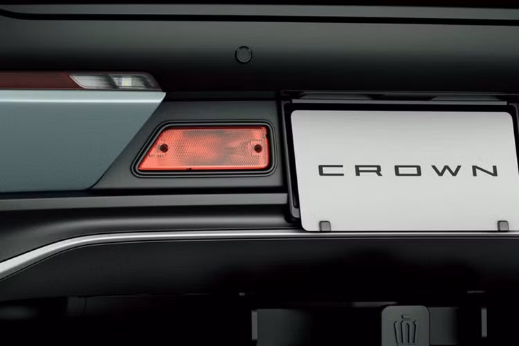 Hai bên thân xe cũng được trang bị thêm tấm ốp bổ sung xung quanh vòm bánh xe có lớp sơn mờ và được cố định vào thân xe bằng đinh tán, từ đây tăng thêm phần cá tính cho chiếc Crossover Off-road. Ở phía sau, xe được trang bị bộ kéo giúp xe có thể kéo các vật lên tới 750 kg.