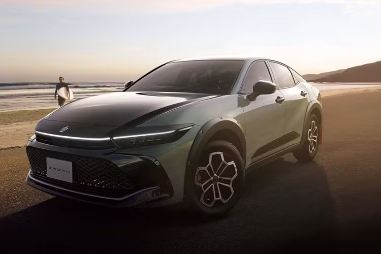 Tại Nhật Bản, tên gọi của dòng xe này được biết đến là Toyota Crown Crossover gầm cao. Ngoài việc trang bị những phụ kiện Off-road, chiếc xe còn được tinh chỉnh để có thể tăng khoảng sáng gầm lên thêm 2,5 cm để phù hợp hơn khi vận hành ở những địa hình khó khăn.