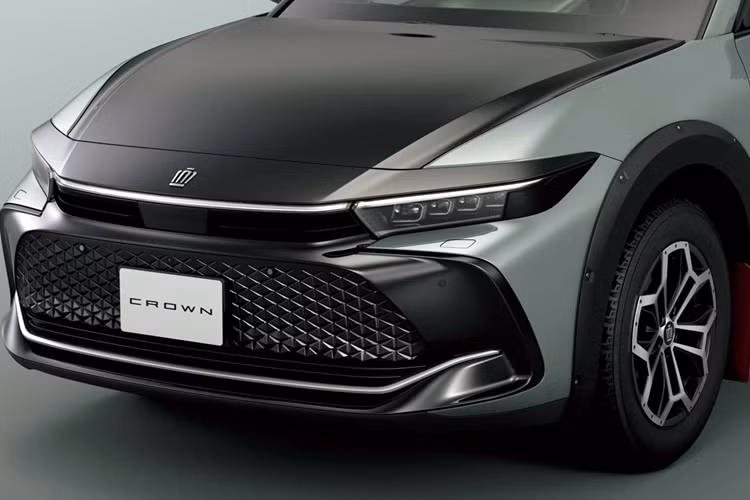 Toyota trang bị cho Crown Crossover Landscape mâm xe hai tông màu 18 inch được phay cắt khác biệt đi kèm với bộ lốp địa hình 245/60 R18. Các phần bánh xe này còn được trang bị một tấm chắn bùn địa hình màu đỏ nổi bật trên nền màu nhạt của xe.