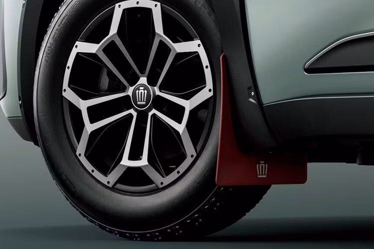 Bên trong nội thất, Toyota mang đến cho Crown Crossover Landscape một đường viền ốp trang trí màu đen bóng cùng với bảng tên khắc laser tên mẫu xe ở bên phần ghế phụ.