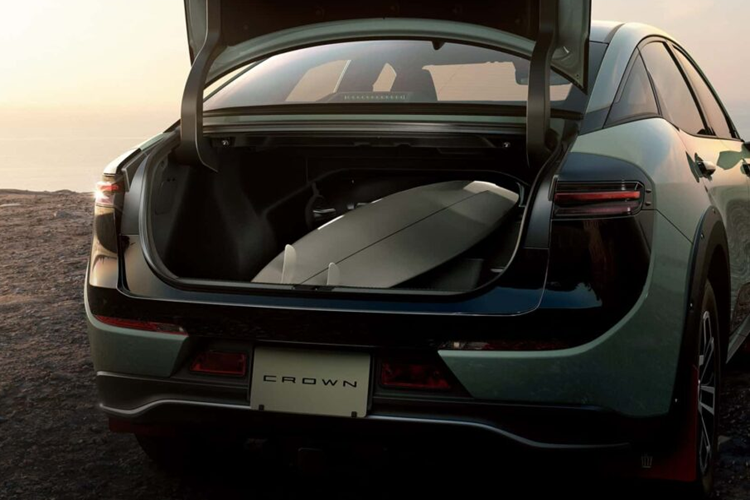 Mẫu xe được bán ra với cấu hình hệ dẫn động bốn bánh và hệ truyền động hybrid cùng khối động cơ 2.4 lít. Mức giá xe Toyota Crown Crossover Landscape 2024 tương đương 45.300 USD (khoảng hơn 1,06 tỷ đồng) và chỉ được bán ra tại thị trường Nhật Bản.