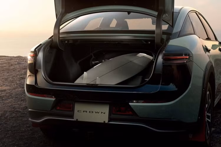 Mẫu xe được bán ra với cấu hình hệ dẫn động bốn bánh và hệ truyền động hybrid cùng khối động cơ 2.4 lít. Mức giá xe Toyota Crown Crossover Landscape 2024 tương đương 45.300 USD (khoảng hơn 1,06 tỷ đồng) và chỉ được bán ra tại thị trường Nhật Bản.