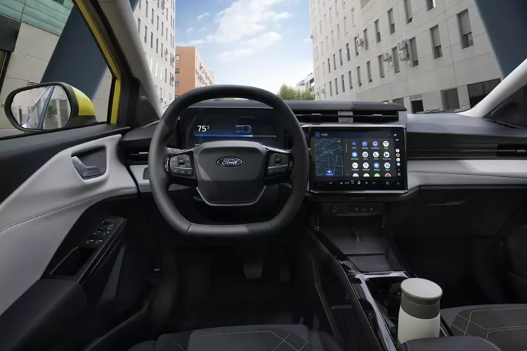 Bên trong, Ford chơi bài thực dụng, tận dụng động cơ điện nhỏ gọn để tạo ra nhiều không gian lưu trữ hơn. Cốp xe có dung tích 574 lít, cộng với cốp trước 43 lít, hoàn hảo để sạc cáp hoặc đồ tạp hóa. Thậm chí còn tuyệt hơn, "Megabox" được đặt tên khéo léo dưới sàn cốp xe đã được nâng cấp thành "Gigabox".