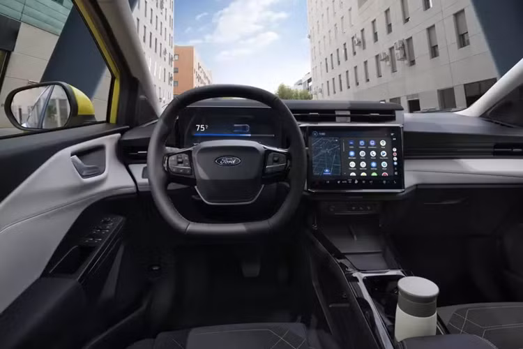 Bên trong, Ford chơi bài thực dụng, tận dụng động cơ điện nhỏ gọn để tạo ra nhiều không gian lưu trữ hơn. Cốp xe có dung tích 574 lít, cộng với cốp trước 43 lít, hoàn hảo để sạc cáp hoặc đồ tạp hóa. Thậm chí còn tuyệt hơn, "Megabox" được đặt tên khéo léo dưới sàn cốp xe đã được nâng cấp thành "Gigabox".