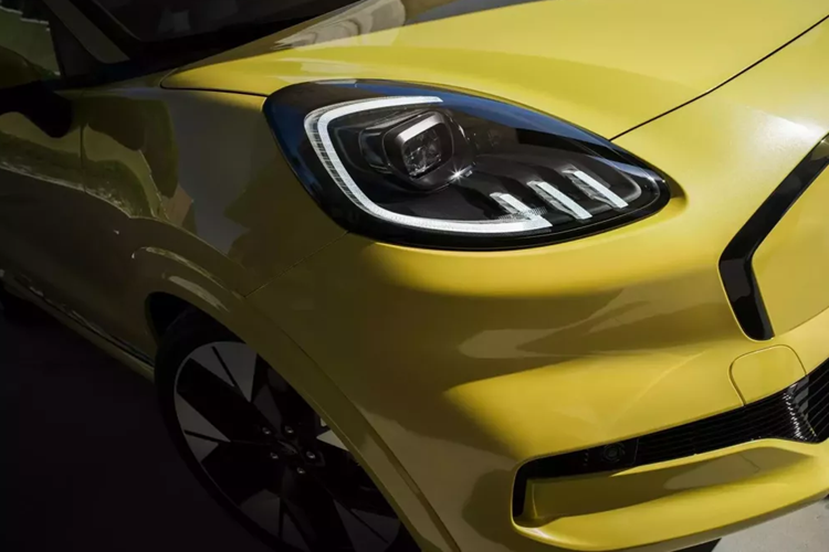 Trọng lượng tăng thêm đó thể hiện ở các con số thời gian tăng tốc từ 0-100 km/h là 8 giây, chậm hơn 0,6 giây so với biến thể ST. Tốc độ tối đa được giới hạn ở mức khiêm tốn 160 km/h, cho thấy ý định tập trung vào thành phố của nó.