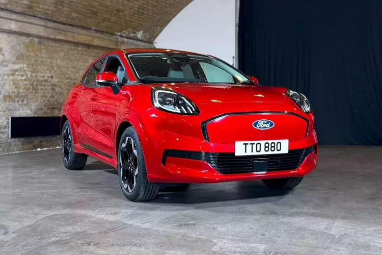 Về mặt thông số, điều này khiến nó yếu hơn 2 mã lực so với Puma ST hybrid, phiên bản mạnh nhất của chiếc SUV nhỏ này, nhưng có mô-men xoắn tăng thêm 42 Nm. Tuy nhiên, với trọng lượng 1.553 kg, Gen-E tăng thêm một chút trọng lượng nhờ bộ pin 43 kWh.