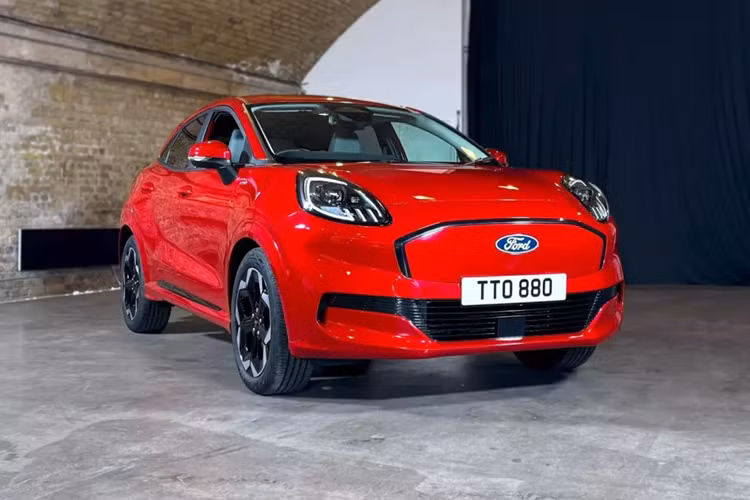 Về mặt thông số, điều này khiến nó yếu hơn 2 mã lực so với Puma ST hybrid, phiên bản mạnh nhất của chiếc SUV nhỏ này, nhưng có mô-men xoắn tăng thêm 42 Nm. Tuy nhiên, với trọng lượng 1.553 kg, Gen-E tăng thêm một chút trọng lượng nhờ bộ pin 43 kWh.