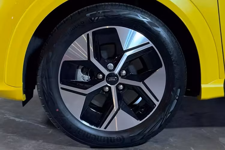 Tùy thuộc vào từng phiên bản của Puma Gen-E, Ford tuyên bố phạm vi hoạt động từ 347-376 km cho một lần sạc. Con số này hơi kém so với các đối thủ như Jeep Avenger hoặc Peugeot E-2008 của Stellantis, có dung lượng pin lớn hơn một chút trong phạm vi 50-54 kWh.