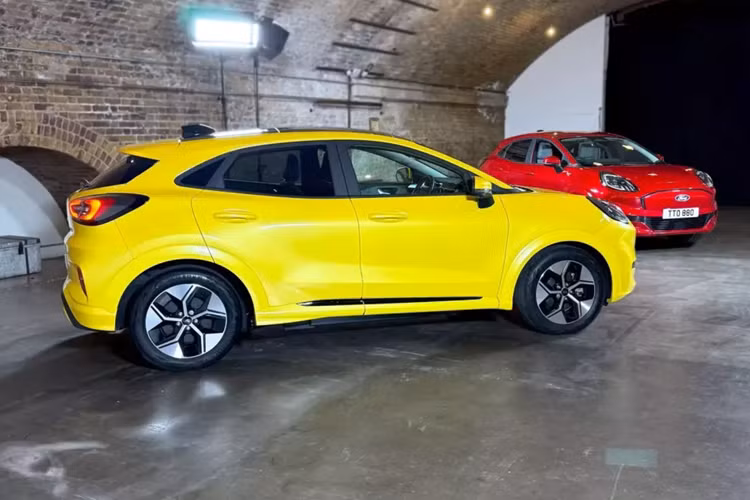 Puma Gen-E đang được sản xuất tại nhà máy Ford Otosan ở Craiova, Romania, mặc dù các bộ truyền động điện đang được vận chuyển từ Halewood, Vương quốc Anh. Ford đã bắt đầu nhận đơn đặt hàng, với thời gian giao hàng dự kiến bắt đầu vào mùa xuân năm 2025.