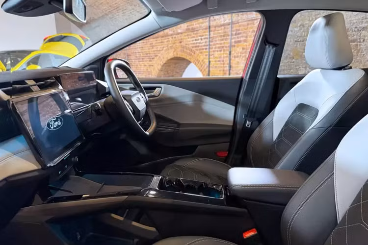 Gói pin nhỏ hơn của Puma Gen-E được phản ánh trong các số liệu WLTP của nó, nhưng Ford quảng cáo hiệu suất ấn tượng là 13,1 kWh/100 km. Mặt tích cực là nó hỗ trợ sạc nhanh DC 100 kW, sạc pin từ 10-80% trong khoảng 23 phút, một con số làm dịu đi cú sốc của phạm vi trung bình của nó. Cổng sạc pin của xe nằm ở cùng vị trí với nắp nhiên liệu trong Puma chạy bằng xăng.